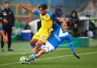 Italie : Les frères Oyono et Frosinone brillent avec une victoire dans le Classico